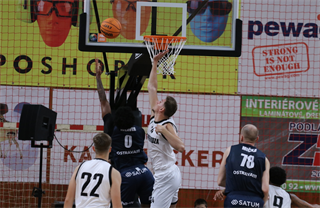 Slávnostné otvorenie novej palubovky: BC Prievidza - NH Ostrava 75:73 (foto: Ladislav Szibilla)	