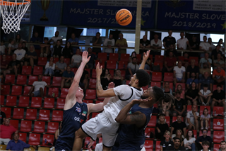 Slávnostné otvorenie novej palubovky: BC Prievidza - NH Ostrava 75:73 (foto: Ladislav Szibilla)	