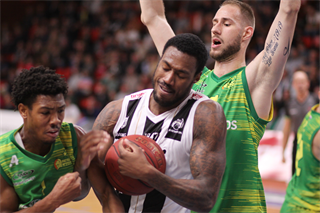 BC Prievidza – Patrioti Levice 105:81 (foto: Ladislav Szibilla)