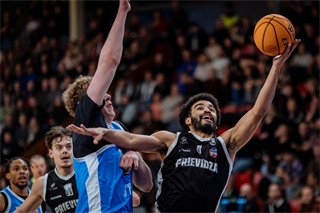 35. kolo TIPOS SBL: BC Prievidza - BC Slovan Bratislava 70:81 (Vladimír Králik)