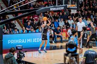 35. kolo TIPOS SBL: BC Prievidza - BC Slovan Bratislava 70:81 (Vladimír Králik)