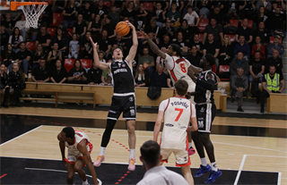 3. štvrťfinále TIPOS SBL: BC Prievidza : BC Komárno 75:73 (Ladislav Szibilla)